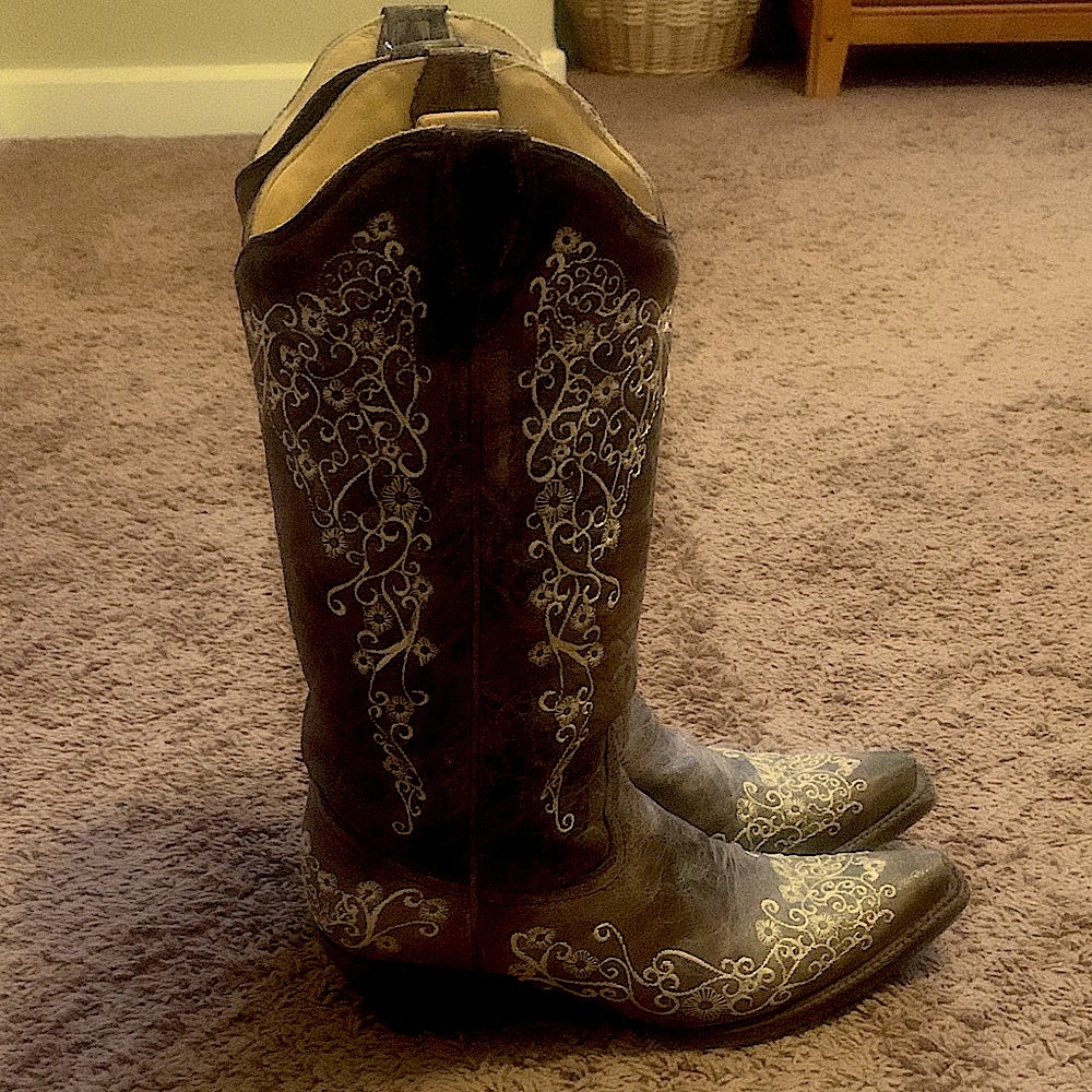 Corral cowgirl boots with gorgeous stitching detail. Line dancing ready! 🤠